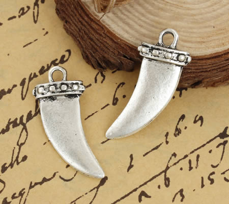 1x Bedeltje Haaientand Donker Zilver