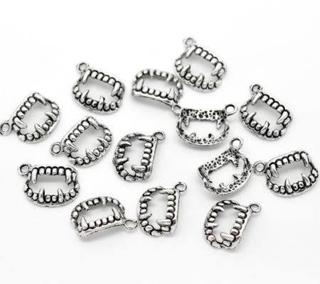 1x Vampier Gebitje bedeltje Donker Zilver