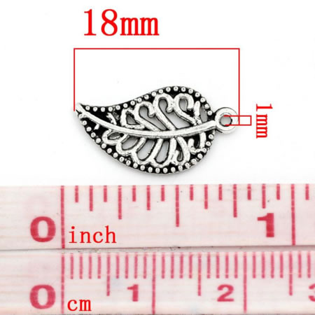 10 stuks bedeltjes opgewerkt blad