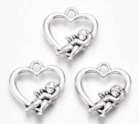 1x Engel in hartje bedeltje donker zilver