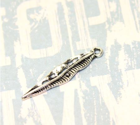 1x Bedeltje Blad donker zilver 32 x 7 mm