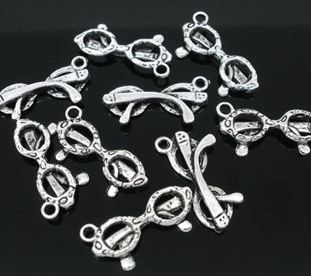 1x Bedeltje Zonnebrilletje Donker Zilver