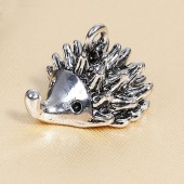 1x Bedeltje Donker Zilver Egeltje