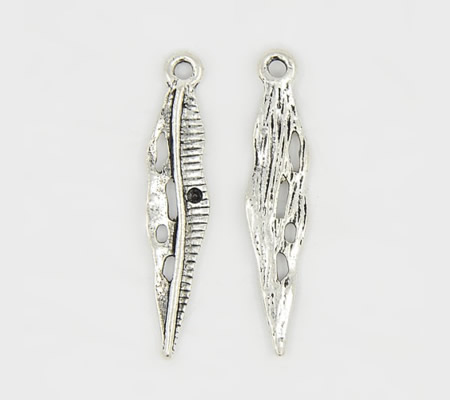 1x Bedeltje Blad donker zilver 32 x 7 mm