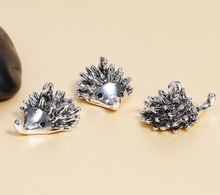 1x Bedeltje Donker Zilver Egeltje