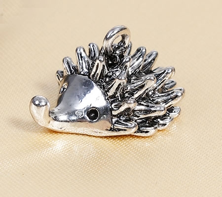 1x Bedeltje Donker Zilver Egeltje 17 x 10 mm