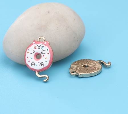 1x Bedeltje Kat Emaille roze/wit