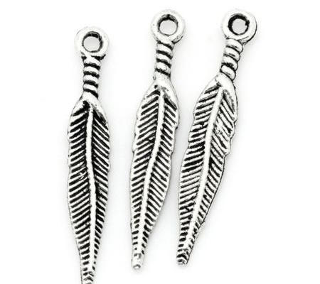 1x Bedeltje veertje / Donker Zilver