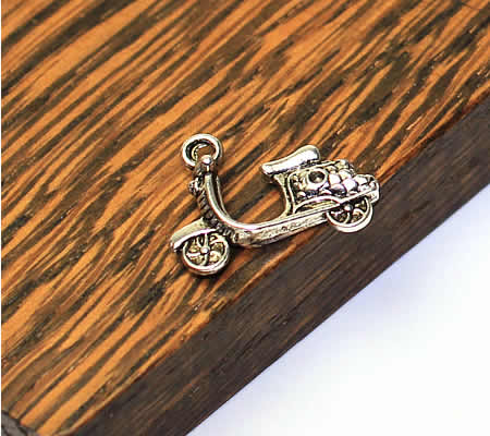 1x Bedeltje Scootertje Donker zilver