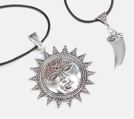 1x Bedeltje Haaientand Donker Zilver